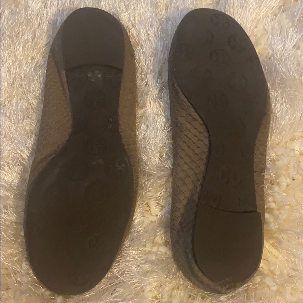 Tory Burch Reva Size 7 - Stone Suede Python Print - image 5